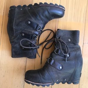 Sorel Joan of Arctic, size 7, distressed black